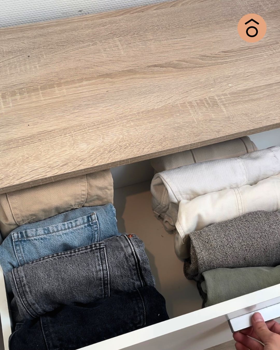 pliage vertical des jeans dans une armoire
